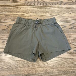 Lululemon On The Fly Short size 6 green